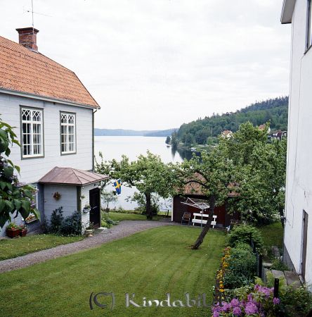 Kindavyer
raja
Bild med utsikt över en sjö tagen från trädgård
