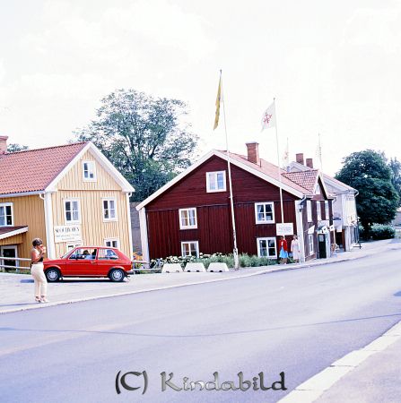 Kindavyer
raja
Storgatan "naftabacken" med Cafe Columbia i mitten av bilden 

raja
Huset till vänster är Dalkulla och längst till höger Strömsholm byggt 1820. 
Källa: Gerd Pettersson

Nyckelord: Storgatan Kisa