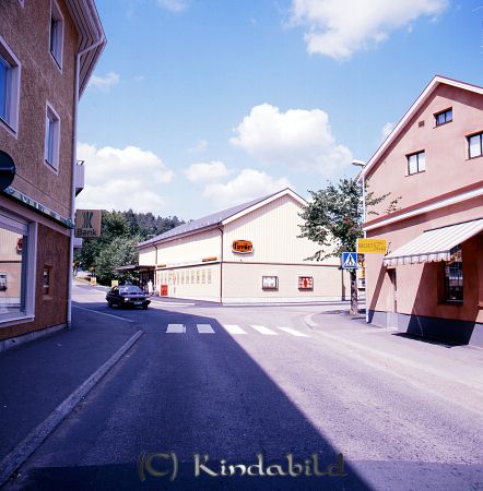 Kindavyer
raja
Korsningen Torggatan och Tvärgatan med livsmedelbutiken Favör rakt fram heter idag Hemköp
Nyckelord: Torggatan Kisa