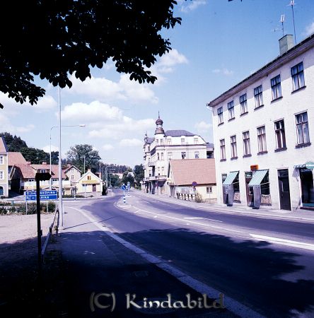 Kindavyer
raja
Korsningen Storgatan och Grönedegatan

raja
Till höger fastigheten Eriksborg uppförd 1903-04 av lantbrukaren och köpmannen Erik Karlsson.
Huset innehöll innan renoveringen 1997 11 lägenheter och fyra affärslokaler. 
Källa: Gerd Pettersson

Nyckelord: Grönedegatan Kisa