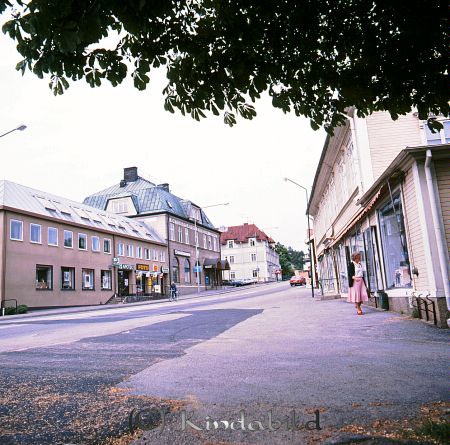 Kindavyer
raja
Storgatan norr ut, i det stora huset med svart tak i miten av bilden ligger Östgötabanken som rånades och med den tragiska händelsen i Malexander lite senare
Nyckelord: Storgatan Kisa