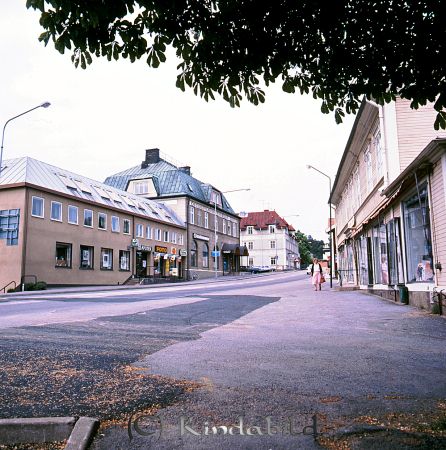 Kindavyer
raja
Storgatan norr ut, i det stora huset med svart tak i miten av bilden ligger Östgötabanken som rånades och med den tragiska händelsen i Malexander lite senare 
Nyckelord: Storgatan Kisa