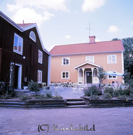 Kindavyer
raja
Cafe Columbia med sin uteservering och Dalkullas gula fasad
Nyckelord: Cafe Columbia Kisa
