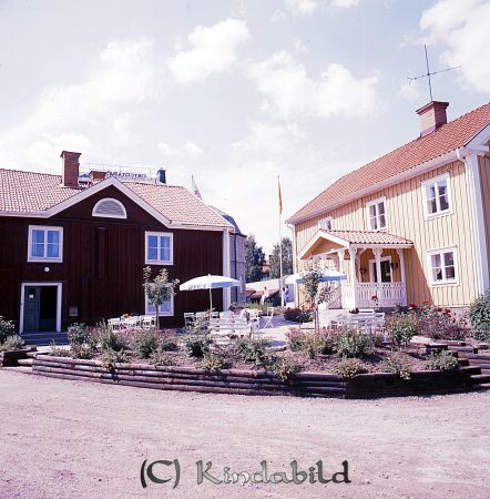 Kindavyer
raja
Cafe Columbia med sin uteservering och Dalkullas gula fasad 
Nyckelord: Cafe Columbia Kisa