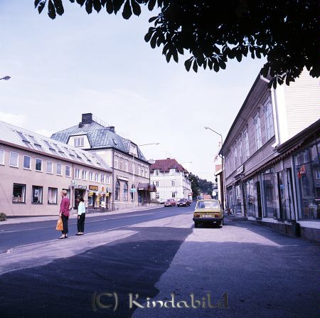 Kindavyer
raja
Storgatan norr ut, i det gula huset till vänster i bild bredvid apoteket låg Lars Pettersson fotobutik 
Nyckelord: Storgatan Kisa