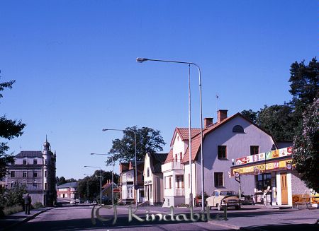 Kindavyer
raja
Storgatan söder ut med Sveahuset till vänster
Nyckelord: Sveahuset Kisa