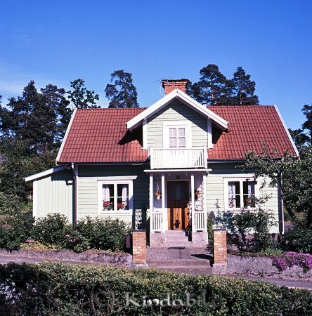 Kindavyer
raja
Grönmålad stuga med balkong och liten farstukvist

raja
Huset ligger i Fimonbacken 
Källa: Gerd Pettersson

