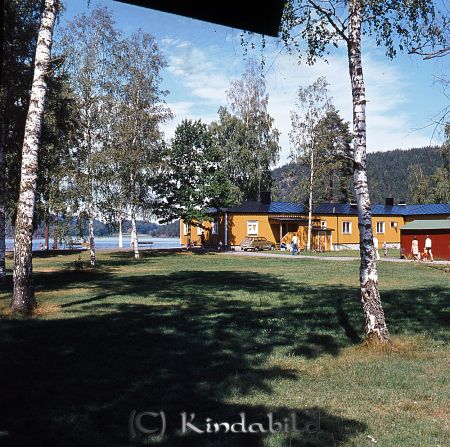 Kindavyer
raja
Pinnarps Camping med huvudbyggnaden i gult som idag är nedbrunnen
Nyckelord: Pinnarps Kisa