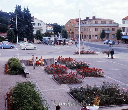 Kisa torg med gamla posthuset i bakgrunden, rivet ca 1985-86
raja
Kisa torg med gamla posthuset i bakgrunden, rivet ca 1985-86
Källa: Gerd
Nyckelord: posthuset torg