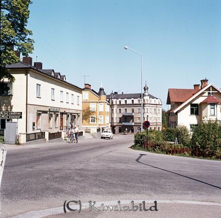 Grönedegatan Kisa
gepe
Grönedegatan Kisa. Till vänster Kinda Sparbank . Det gamla huset byggdes 1870 och rivs i mitten av 1930-talet, då nuvarande fastighet uppfördes.
Det gamla sparbankshuset  upfördes på nytt vid Västra vägen 11.
Nyckelord: Grönedegatan Kisa