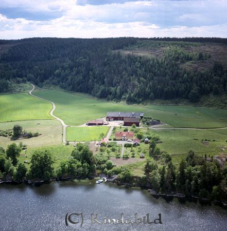 Kindavyer
raja
Flygfoto över bondgård
