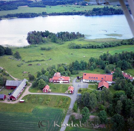 Kindavyer
raja
Flygfoto över Storgården Rimforsa
Nyckelord: Storgården Rimforsa