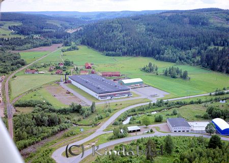 Kindavyer
raja
Industrivägen och Tolvmannavägen med Parca Norrahammar gammla lokaler 
Nyckelord: Industrivägen Kisa