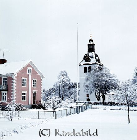 Kindavyer
raja
Kisa kyrka

raja
Till vänster Klockaregården, byggd 1860. Den innehöll förr på nedre botten bostad för kantorn och folkskola. På övre våningen småskola och slöjdsal.
Källa: "Kisa kyrkby" av Ernst Nilsson. 
Källa: Gerd Pettersson

Nyckelord: Kyrka Kisa