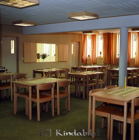 Kindavyer
raja
Lokal med bord och stolar
