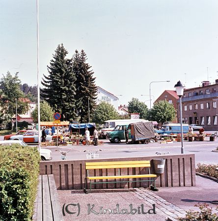 Kindavyer
raja
Torghandel

raja
Kisa torg med gamla posthuset till höger. 
Källa: Gerd Pettersson

