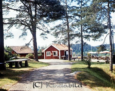 Kindavyer
raja
Kaffestugan på Hembygdsgården Kisa

raja
Fastigheten Lidhem låg ute vid Enebygatan och flyttades in på hembygdsgården 1958 och har fungerat som kaffestuga. Byggt omkring 1820 och innehöll ett rum och kök samt veranda.
Huset var reveterat före flytten.
Källa; Sv Bebygg. 
Källa: Gerd Pettersson

Nyckelord: Hembygdsgården Kisa