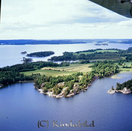 Kindavyer
raja
Flygfoto över sjö och land
