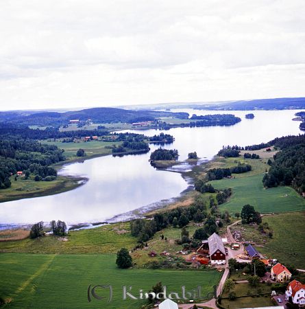 Kindavyer
raja
Flygfoto över bondgård med större sjö i bakgrunden
