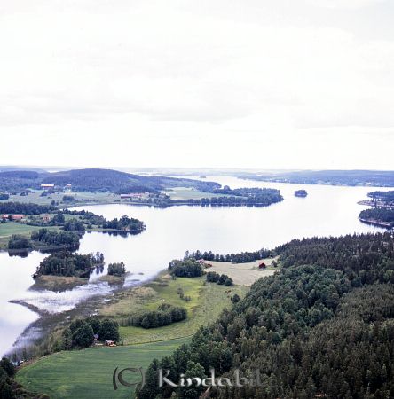 Kindavyer
raja
Bild över sjö och land
