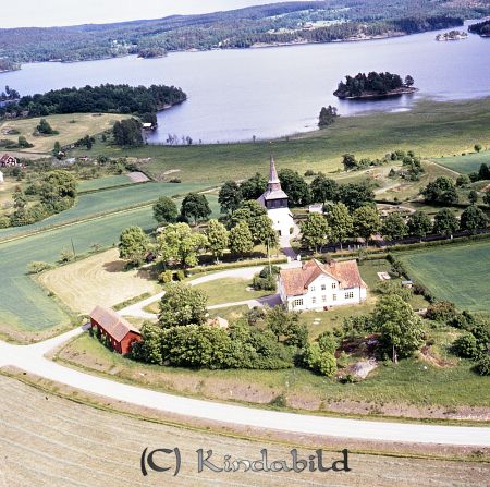 Oppeby kyrka
raja
Mitt emot kyrkan ligger den f d kyrkskolan, byggd 1909.
Bostadsdelen beboddes av kantor Gunnar Holm. Lärare var förutom Gunnar Holm, Rut Gustavsson.
Till vänster "klockarns ladugård" som revs 2007 eller- 08 
Källa: Gerd Pettersson

Nyckelord: Oppeby kyrka