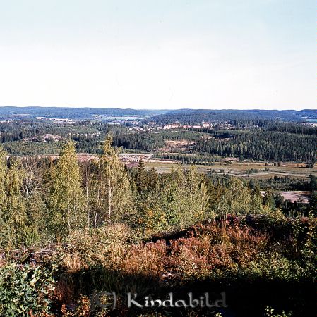 Kindavyer
raja
Bild tagen från vandringsled mellan Orrholmen och Sandshult. Lite skymd av dom två björkarna till vänster ligger den så kallade "barkstationen" och byggnaderna man ser är bostadsområdet Kulla
Nyckelord: Kulla Kisa