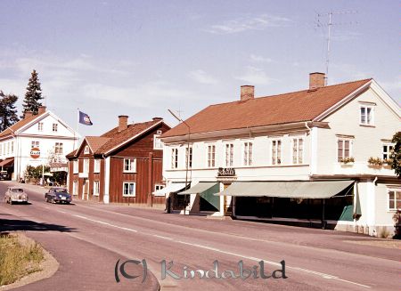 Kindavyer
raja
Storgatan norr ut rakt fram kläd och tygaffären Schills som idag är en cykel och sportaffär
Nyckelord: Storgatan Kisa