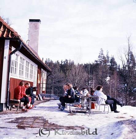 Kindavyer
raja
Tolmannabacken

raja
Serveringen Tolvmannabacken Kisa 
Bilden tagen före ombyggnaden 1986-1987 förmodligen vid �?stgöta-Racet 8-9/3 1986 
Källa: Curth

Nyckelord: Tolvmannabacken Kisa