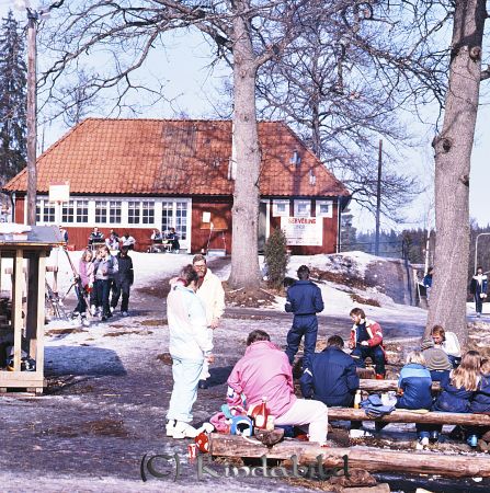Kindavyer
raja
Tolvmannabacken

raja
Tolvmannabacken Kisa
Grillplatsen med Serveringen i bakgrunden bilden tagen före ombyggnaden 1986-1987 troligen i samband med �?stgötaracet 8-9/3 1986 
Källa: Curth

Nyckelord: Tolvmannabacken Kisa