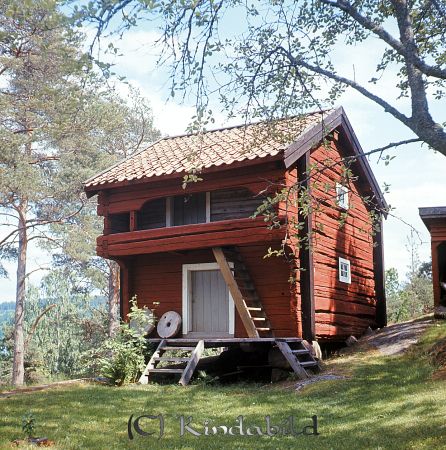 Loftbod, hembygdsgården - Kisa
Gerd 	
Loftbod, Kisa hembygdsgård
Lilian Frelin 		
Loftboden kommer från gården Fagerhult.
Nyckelord: hembygdsgården