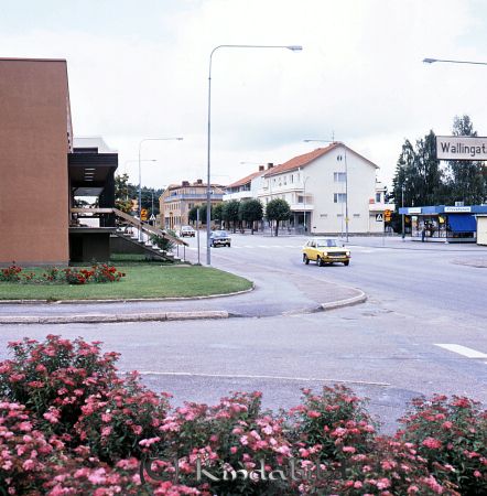 Kindavyer
raja
Bild tagen från korsningen Vallingatan och Torggatan mot torget med Pressbyrån till höger där idag pizzerian 12'an ligger 
Nyckelord: Torggatan Kisa