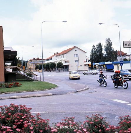 Kindavyer
Kindavyer  
raja
Bild tagen från korsningen Vallingatan och Torggatan mot torget med Pressbyrån till höger där idag pizzerian 12'an ligger  

raja
Till höger ligger Pressbyråkiosken vid Kisa torg. 
Källa: Gerd Pettersson

Nyckelord: Torggatan Kisa