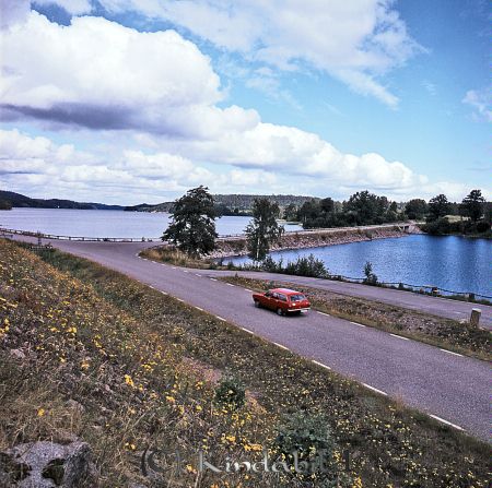 Kindavyer
raja
Gammla vägen mellan Horn och Kisa medd vägen till Åtvidaberg med Råsöbro till höger i bild
Nyckelord: Råsöbro Kisa