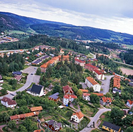 Kindavyer
raja
Flygfoto över hyreshusen i Kisahus området med krönet på Grönedegatan i nedre högra hörn
Nyckelord: Kisahus Kisa