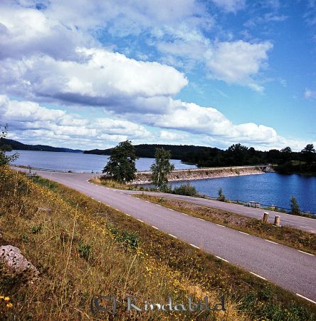Kindavyer
raja
Gamla vägen mellan Horn och Kisa medd vägen till Åtvidaberg med Råsöbro till höger i bild 
Nyckelord: Råsöbro Kisa