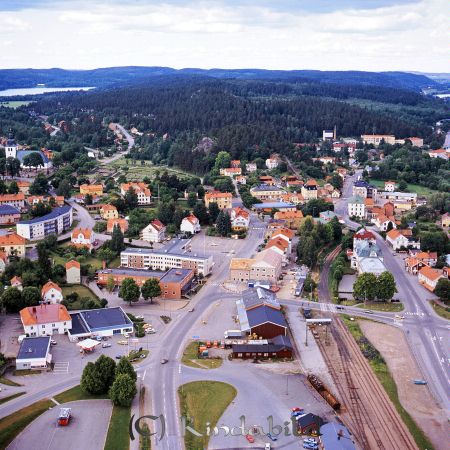 Kindavyer
raja
Flygfoto över Kisa med torget i mitten och Hargsjön i vänstra övre hörnet
Nyckelord: Hargsjön Kisa