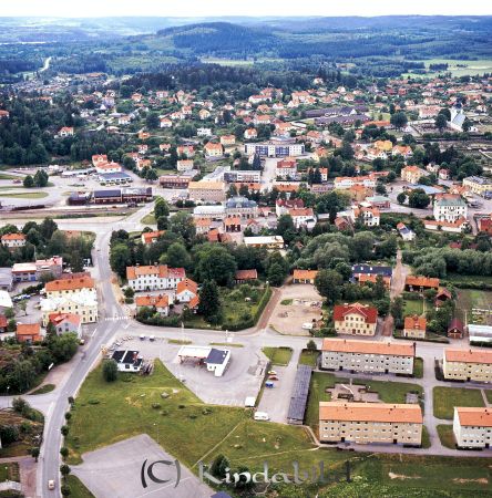 Kindavyer
raja
Flygfoto över Kisa med hyreshusen på Värgårdsplan i nedre högra hörn
Nyckelord: Värgårdsplan Kisa