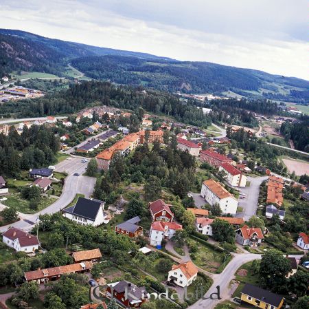 Kindavyer
raja
Flygfoto över bostads området Kisahus med krönet av Grönedegatan i vänstra nedre hörn
Nyckelord: Kisahus Kisa