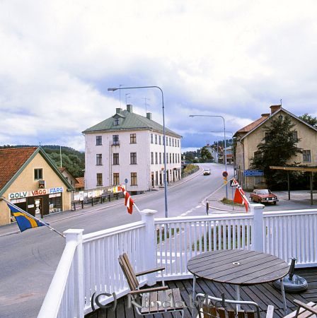 Kindavyer
raja
Bild tagen från Centralcafets uteservering mot Storgatan och Eriksborg och Rosenborg
Nyckelord: Storgatan Kisa