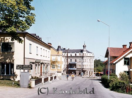 Kindavyer
raja
Grönedegatan ned mot Sveahuset och sparbanken till vänster
Nyckelord: Sveahuset Kisa