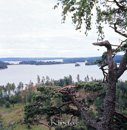 Kindavyer
raja
Foto över en större sjö taget frpn en höjd
