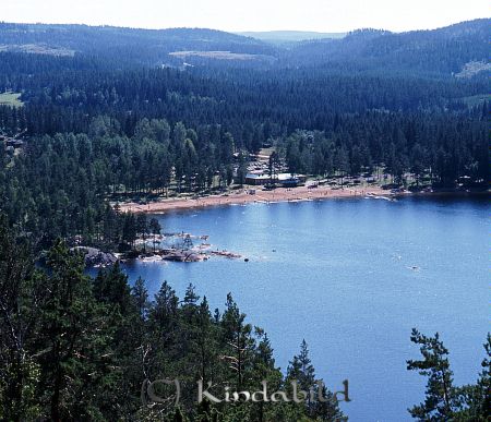 Kindavyer
raja
Foto taget på Pinnarp från berget mitt i mot badplattsen på andra sidan sjön 
Nyckelord: Pinnarp Kisa