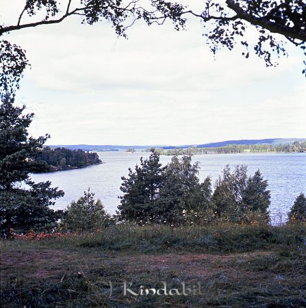 Kindavyer
raja
Foto taget från en höjd ut över en större sjö
