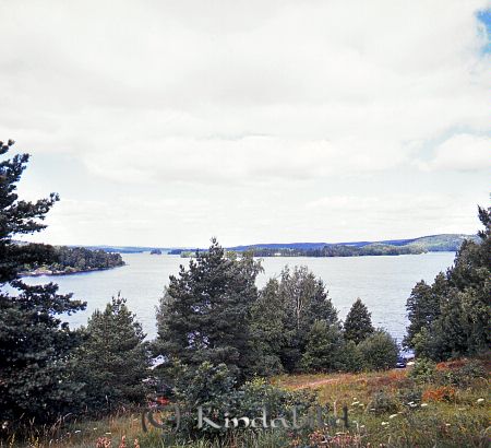 Kindavyer
raja
Foto taget från en höjd ut över en större sjö
