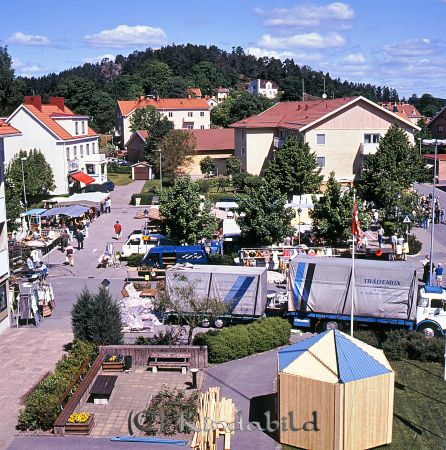Kindavyer
raja
Kisa torg under pågående torghandel
Nyckelord: Torg Kisa