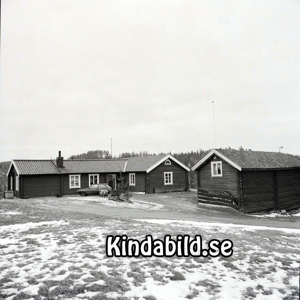 Artur Johansson Linnégatan 17 Linköping
raja
Hus i Ulrikatrakten

raja
Bilden förestä'ller Sävsjömåla Norrgård i Ulrika

Arthur Johanson växte upp i granngården Sävsjömåla Södergård i Ulrika som är rivet.
Arthur Johansson född 1898 i Lindesfall i Ulrika. Familjen flyttade till Sävsjömåla 1905. Föräldrarna Alfred och Matilda Johansson köpte gården för 7 500 kr
Källa: Lyckokast och misstag - Bok skriven av Arthur Johansson 
Källa: Gerd Pettersson

Nyckelord: Johansson Linköping