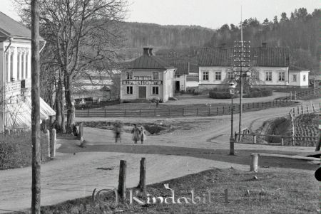 Liljedahls färgeri  Kisa
godj
?gården. Almå. Tidigare Liljedahls färgeri. 1845 byggdes färgeriet men brann ned 1894, men byggdes snart upp. Vägkorsningen kallades förr Trekanten, senare Zdeborskakorset. Nu finns där en rondell
Nyckelord: Storgatan färgeri