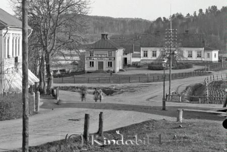 Liljedahls färgeri  Kisa
godj
?gården. Almå. Tidigare Liljedahls färgeri. 1845 byggdes färgeriet men brann ned 1894, men byggdes snart upp. Vägkorsningen kallades förr Trekanten, senare Zdeborskakorset. Nu finns där en rondell
Nyckelord: Storgatan   färgeri