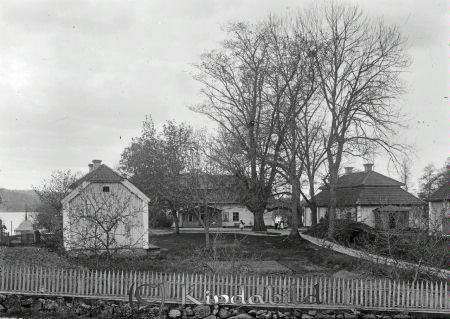 Föllingsö med den gamla almen från 1600-talet
godj
Föllingsö med den gamla almen från 1600-talet

raja
Ägare: Svenska Riddarhuset.
I början av 1900-talet bodde här Ellen Maria Gripenberg född Enander 1865.
Hon var änka med tre barn efter jägmästare Gripenberg. I husförslängden står hon skriven som arrendator. 
Källa: Kyrkoarkiv Kisa 
Källa: Gerd Pettersson

Nyckelord: Föllingsö