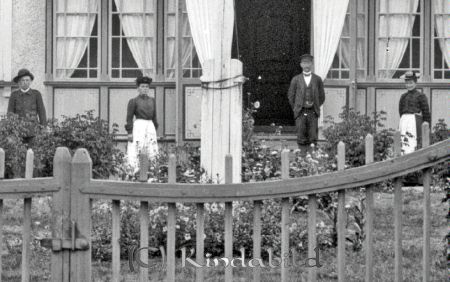 Hargs gård
godj
Hargs gård 
Fyra personer framför hus
Nyckelord: Hargs gård